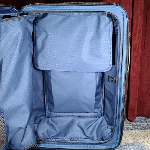 TUMI Dual Access 4wh Carry-On - Picture 11 of 16
